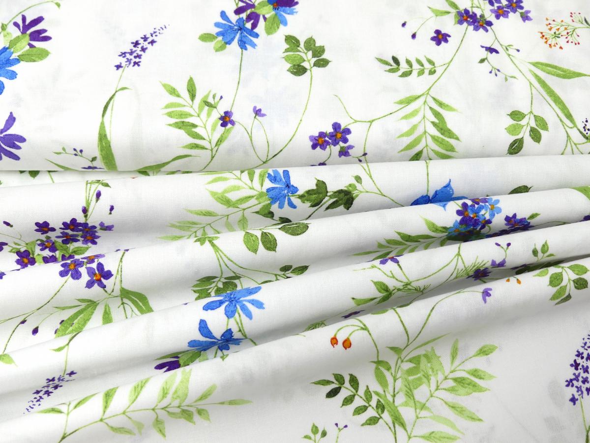 Patchworkstoff Clothworks aus der Serie Flowershop lila blau filigrane Blüten auf weiß Faltenwurf